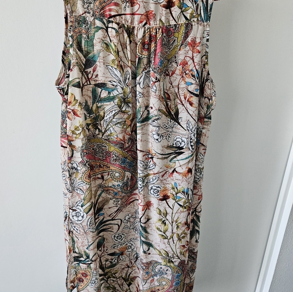 Sleeveless tunic. Hi-low hemline. Flat friendly! - Picture 2 of 7